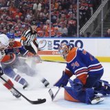 Brad Marchand (à gauche) a inscrit le but en or en deuxième prolongation. KEYSTONE/AP/DARRYL DYCK